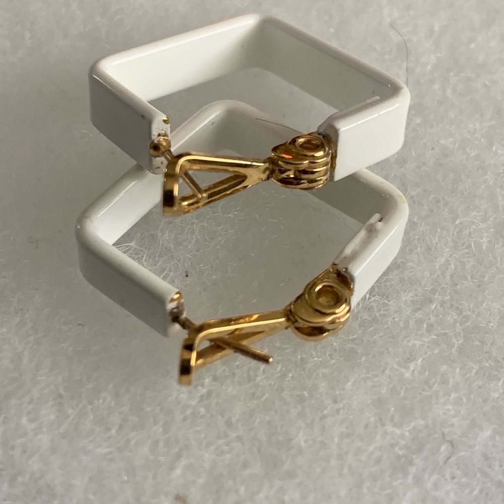 Vintage 60s Monet Pat.pend white and gold-tone geometric Hoop Clip-On Earrings - Picture 11 of 12